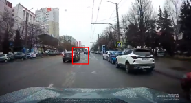La un pas de tragedie. Un pieton care traversa strada pe zebră, cât pe ce să fie luat pe capota unui taxi